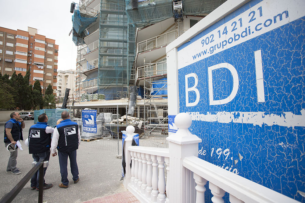 Rehablitación de fachada en la restauración de un edificio en Alicante. 